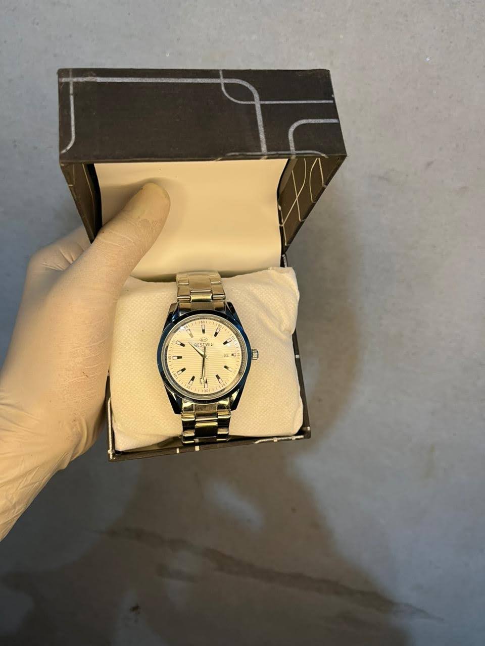 Classic White Dial Watch for Daily and Formal Wear