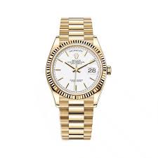 Analog wristwatch with classic dial and premium strap